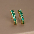 Orecchini a lobo curvi dorati con gemme verdi rotonde in uno stile geometrico elegante - Strass Verde Dorato (E1134)