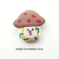 Toppa in peluche a fungo con viso ricamato, dimensioni 5 cm di altezza e 5,5 cm di larghezza - Stile Fai-da-te (Apertura posteriore) / Fungo