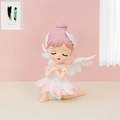 Dettaglio di figurina ballerina con capelli rosa e gonna di piume in un ambiente caldo - 7B Ragazza di balletto sdraiata con capelli rosa