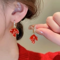 Pendientes de hoja de arce en oro con esmalte rojo y circonitas para mujer - Clip de Oreja - Hoja de Arce con Diamantes Rojos