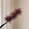 Eleganter malvenfarbener Blumengummi mit Netzhautblüten und Perlenzentrum - Weinrot Netzblumen Haarknoten Macher