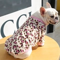 Détail du pull pour chien à motif léopard rose avec polaire chaude et bords-côtes - Léopard Rose