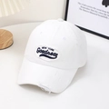 Détail de la casquette de baseball en coton blanc avec broderie et bordure effet usé - Blanc