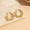 Eleganti orecchini a perno curvi dorati con dettagli di perline metalliche testurizzate - Perle a Forma di U / Oro 14K