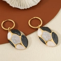 Orecchini pendenti ovali vintage con cerchi dorati e ciondolo smaltato a tre colori - Orecchini Smaltati Ovali Stile C