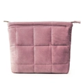 Nahaufnahme der rosa Samt-Kosmetiktasche mit quadratischer Steppung und Reißverschluss - Rosa