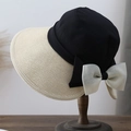Cappello di paglia estivo da donna con parte superiore nera e fiocco su supporto in legno - 56-58cm / Nero