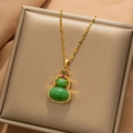 Collana a zucca in acciaio al titanio dorato con pietre di giada verde e cristalli lucenti - Collana Hulu 8944