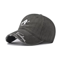 Dettaglio del cappellino da baseball in cotone lavato con ricamo A+ ed effetto usato - Regolabile / Verde Militare