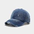 Détail de casquette en jean délavé avec bords usés et broderies en dents de scie - Bleu foncé