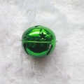 Clochette en métal laqué vert de 5 cm avec découpe en étoile sur fond blanc - Étoile Vert Brillant