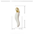 Detailansicht der weißen Chili-Anhänger aus Emaille mit goldenem Ring für DIY-Schmuck - VH590-2-Weiße Mini-Chili