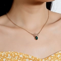 Collana a corona dorata con cristalli trasparenti e gemma verde a forma di pera - Oro KC Zircone Verde A-1112 (Lega)