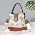 Bolso saco beige con ribete de cuero marrón y correa ancha estampada para mujer - Letras Grandes Beige