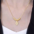 Elegante gouden blad hanger ketting met gefacetteerde kralen en fijne ketting op model - Zes Gelukskralen Blad (O-Ketting) / Goud