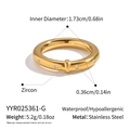 Vista macro del anillo de acero dorado con circón y detalles técnicos resistentes al agua - Estilo de Circonita en Círculo Completo Dorado (YYR025361-G)