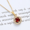 Macro del ciondolo in oro 18K con zircone rosso rotondo e cristaux pavé su sfondo retrò - Collana Rotonda N0007 Pietra Rossa / Oro/Pietra Rossa (Rotonda)