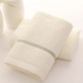 Serviette en coton blanc avec rayures bleues et jaunes, texture éponge absorbante - Beige Simple