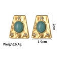 Detalle de pendiente trapezoidal de oro de 18K con piedra verde, tamaño de 2cm por 1,9cm - Estilo de Diamantes Trapezoidal (E807)