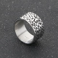 Primer plano del patrón de tejido y grabado de acero inoxidable 316L en el anillo - US 9 / Color Acero