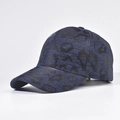 Detail einer dunkelblauen Baseballkappe mit Leopardenmuster und strukturierter Jacquard-Optik - Verstellbar / Marineblau