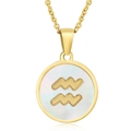 Détail macro du collier Verseau doré avec incrustation de nacre blanche sur le pendentif rond - Verseau / Nacre Blanche