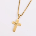 Detail van gouden kruishanger met rasterpatroon aan een klassieke box-stijl ketting - Met ketting / Goud
