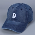 Dettaglio del ricamo della lettera D bianca su un cappello di jeans lavato blu scuro - M(56-58cm) / Blu scuro