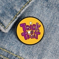 Trick or Treat Anstecknadel mit Geisterkatze auf Denim für Halloween-Zubehör - Süßes oder Saures Buchstabenelemente Stil (XZ6933)