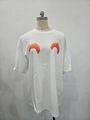 Dettaglio delle stampe a croissant arancioni su una t-shirt bianca a girocollo e maniche corte - S / Bianco