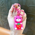 Portachiavi con orsetto rosa e fragola con anello in silicone e gancio coordinato - Orso Fragola con Fragola - Rosa Fucsia