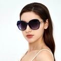 Occhiali da sole oversize da donna con montatura blu scuro e lenti sfumate - Stile Sfilata Modella Blu