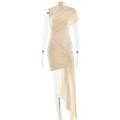 Détail de la texture froncée et du long pan drapé sur une robe moulante beige - S / Abricot
