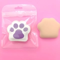 Piumino marshmallow a forma di zampa di gatto con confezione su sfondo rosa - Borsa Trasparente Zampa di Gatto Viola