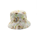 Détail du motif tie-dye abstrait et des coutures sur un chapeau bob en toile blanche - Style de Tourbillon Abstrait Multicolore sur Base Blanche (05)