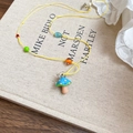 Detailopname van de blauwe paddenstoel hanger aan een geel gevlochten koord met kralen - Geel Touw Blauwe Paddestoel Hanger (16#)