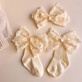 Détail de l'ensemble chaussettes et bandeau bébé avec grands nœuds en dentelle beige - Ensemble Nœud en Dentelle (Jaune Crème)