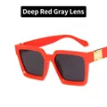 Lunettes de soleil carrées rouges avec verres gris foncé et détail en métal doré - Monture rouge verres gris