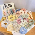 Lot de chouchous vintage à carreaux et fleurs avec dentelle sur table en bois - Chouchou Aléatoire