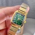 Dettaglio di un orologio con quadrante quadrato verde e cinturino in metallo dorato - Verde