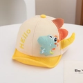 Dettaglio cappellino neonato con dinosauro 3D e rete traspirante per protezione solare - 48cm 6-20 mesi / Giallo