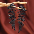 Elegante lange schwarze Quastenohrringe mit geometrischen Legierungswürfeln - Schwarz mit schwarzen Strasssteinen