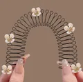 Diadema ondulada negra invisible con flores de camelia blancas y cristales brillantes - Estilo Floral Blanco