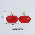 Élégantes boucles d'oreilles lèvres rouges avec clous dorés, taille 4,8x4,9 cm, 30 g. - Boucles d'Oreilles Lèvres Rouges