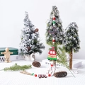 Nahaufnahme der Weihnachts-Holzperlengirlande mit Buchstaben und rotem LKW-Anhänger - Auto