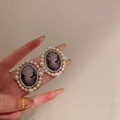 Details von Vintage-Cameo-Ohrringen mit lila Porträt, Strasssteinen und Perlen - Paarse parel portret stijl (1#)