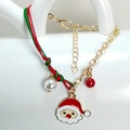 Detail van kerstarmband met kerstman hanger, rood en groen gevlochten touw en diverse kralen - Kerstman Hoofd Stijl (HLBX2025-Santa)