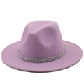 Détail d'un chapeau fedora violet avec bande décorative argentée pailletée sur feutre de laine - Violet Taro