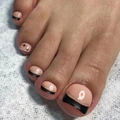 Schwarze French Fußnägel zum Aufkleben mit goldenem Glitzer auf Nude-Rosa - Schwarz Französisch Stern Stil (JP2479)