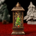 Dettaglio lanterna natalizia in bronzo con neve scintillante e albero all'interno - Albero di Natale